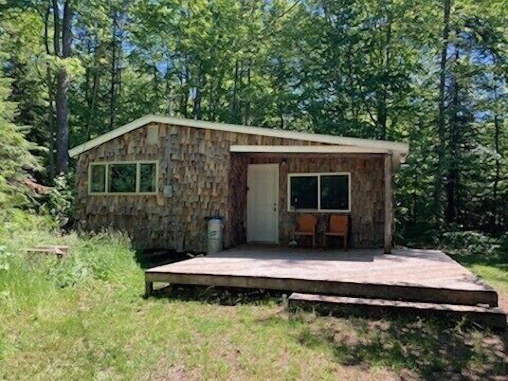 The Bungalow. Cedar shake cabin near Mount Bohemia, boat launch, beach. Private in Grant Township, Keweenaw County