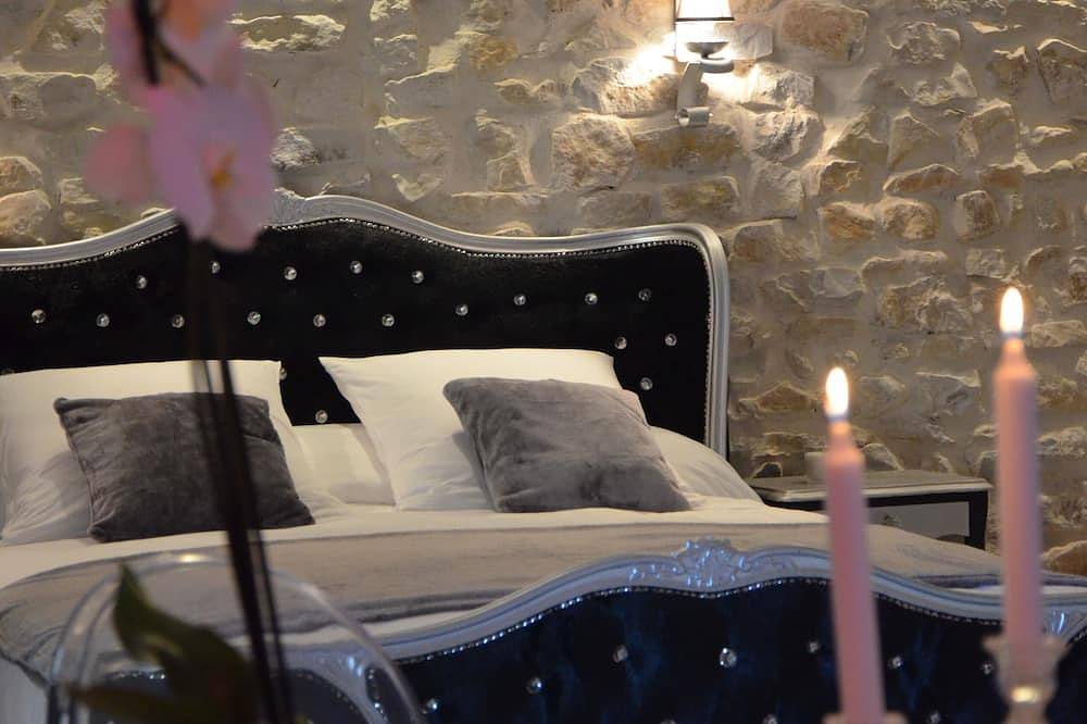 O2suites baroque room with private Jacuzzi in Bernis, Nimes region