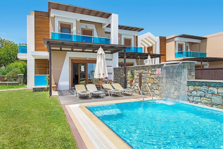 Villa pour 4 personnes, avec piscine et jardin ainsi que balcon et vue sur l’océan dans Rhodes