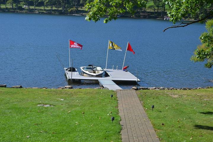 Vacation rental for 12 people, with yard and hot tub in Maryland
