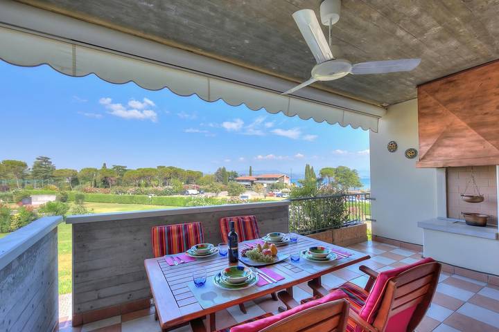 B&b per 3 persone, con piscina e balcone nonché vista lago, con animali domestici a Rivoltella del Garda