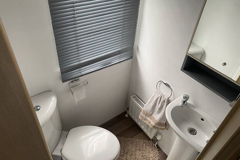 2 Bed Cosy Lodge in Northampton, Northamptonshire