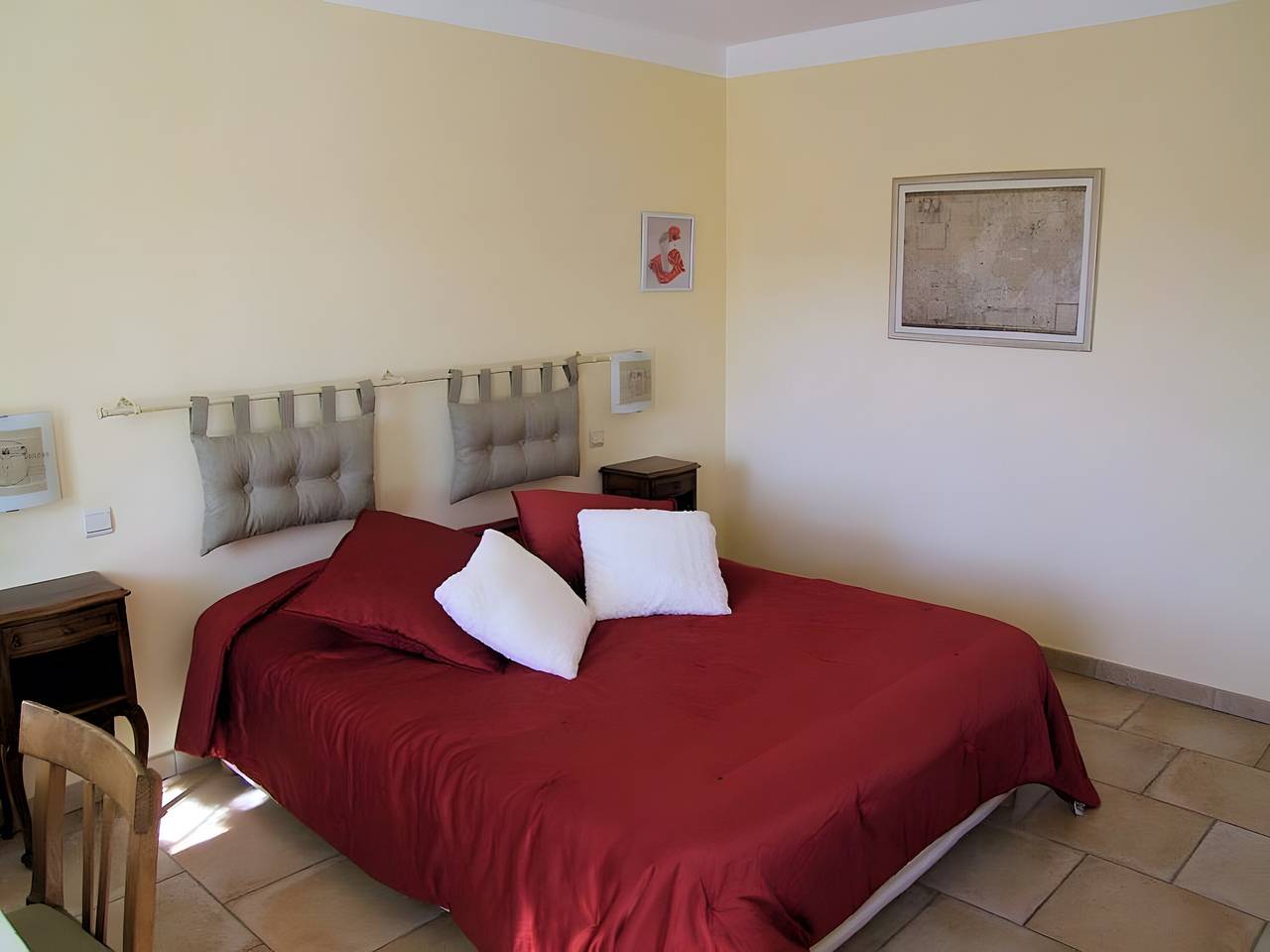 Bed & Breakfast „Le Mas Du Loup – Zimmer Loup“ mit Bergblick, Gemeinschaftsterrasse und Wlan in Moustiers-Sainte-Marie, Regionaler Naturpark Verdon