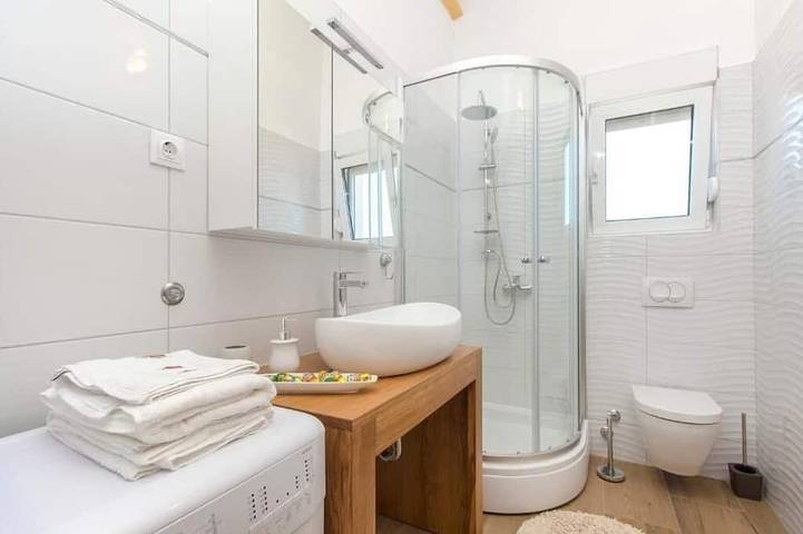 Ganze Wohnung, 2-Zimmer-Ferienwohnung am Strand Zablace, Sibenik in Sibenik, Šibenik-Knin