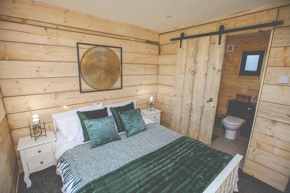 Warwick Lodge - Luxury 1 Bed Cabin with Private Hot Tub in Foston and Scropton, Derbyshire