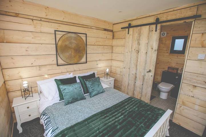 Warwick Lodge - Luxury 1 Bed Cabin with Private Hot Tub in Foston and Scropton, Derbyshire
