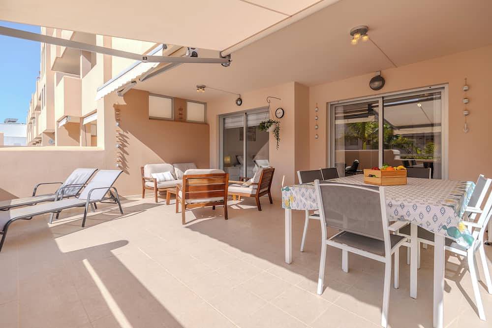 Apartamento entero, Nuevo !!! Apartamento de lujo, terraza de 32 m2 al sol, vista a la piscina in Playa Paraíso, Adeje