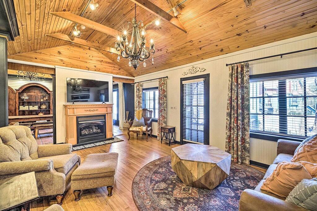 Eclectic 'Osage Cottage' in Historic District in Eureka Springs, Carroll County (AR)
