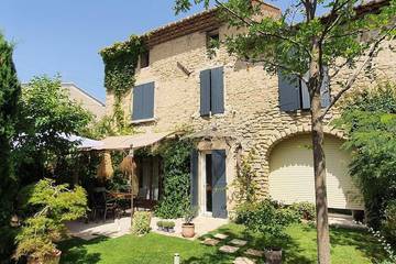 Gîte pour 2 personnes, avec jardin et piscine à Sarrians