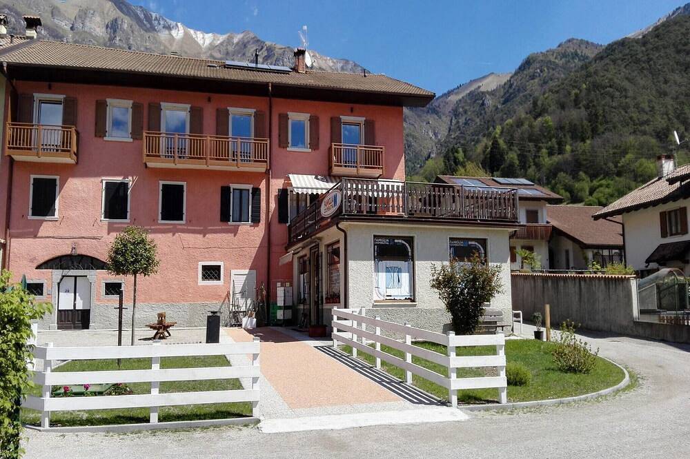 Geheel appartement, Appartement in Mezzolago met Ledromeer Uitzicht in Mezzolago, Ledro