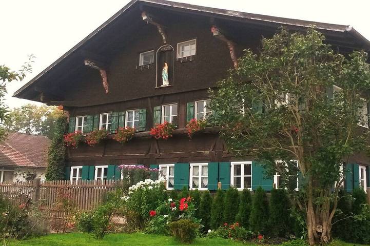 Ferienwohnung für 7 Personen, mit Terrasse und Garten sowie Pool und Sauna in Görisried