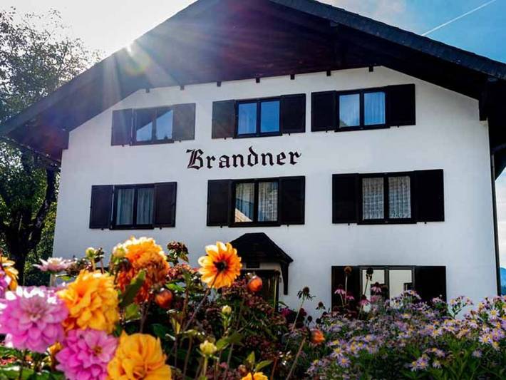 Ferienwohnung für 2 Personen, mit Balkon und Garten sowie Ausblick und Seeblick am Attersee