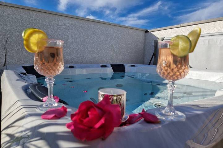 Holiday home for 8 people, with terrace and garden as well as hot tub - 1