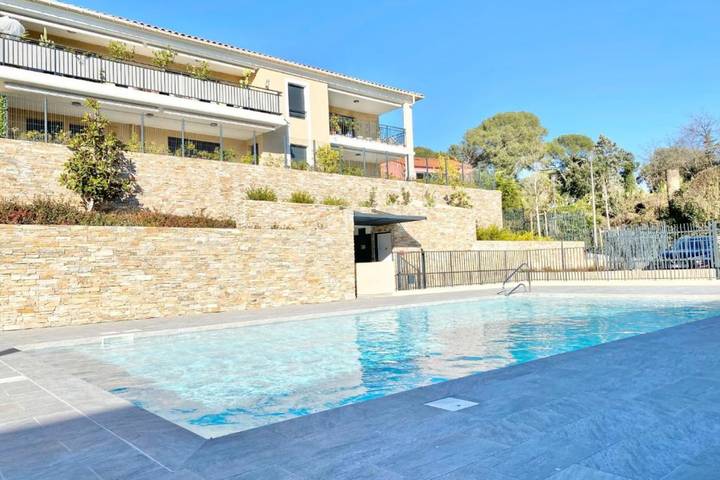 Gîte pour 5 personnes, avec Terrasse ainsi que Jardin et Piscine dans Boulouris