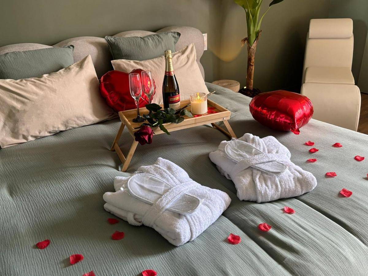 Appartement entier, La Suite des Sens Love Room in Montceau-les-Mines, Région de Chalon-sur-Saône