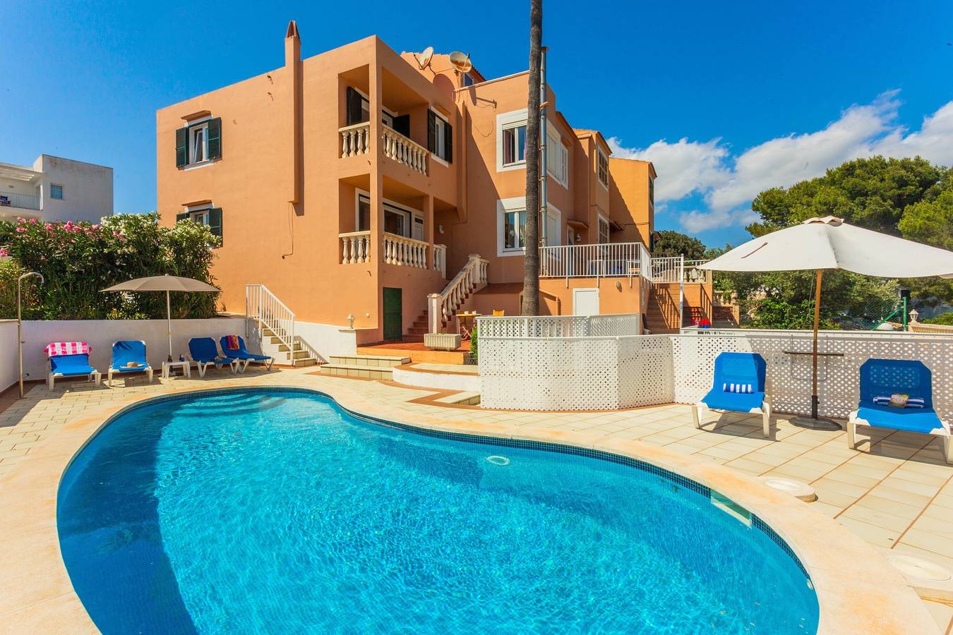 Casa de vacaciones 'Villa Lidia' con vistas al mar, piscina privada y Wi-Fi in Serpentona, Ciudadela