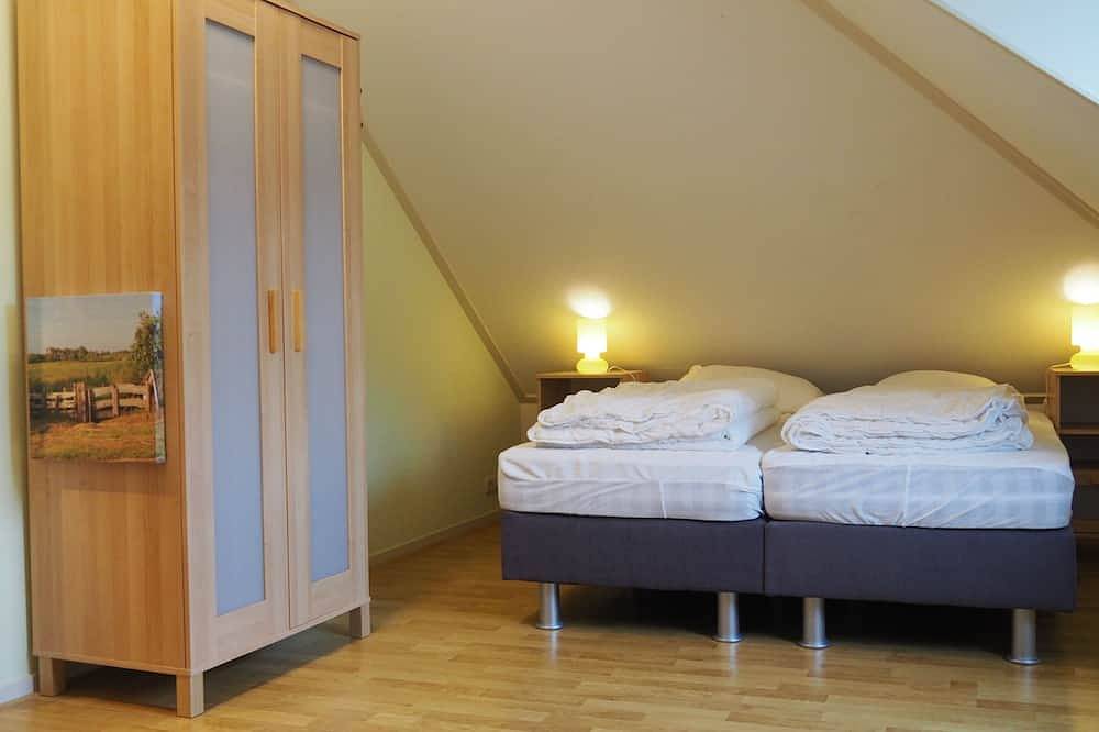 Familienhaus - Garten eingezäunt mit Nadelbäumen- in der Nähe des Wattenmeeres in Franekeradeel, Niederländische Nordsee