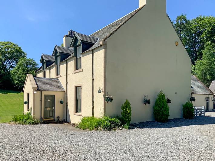 Log cabin for 10 people, with garden in Loch Ness