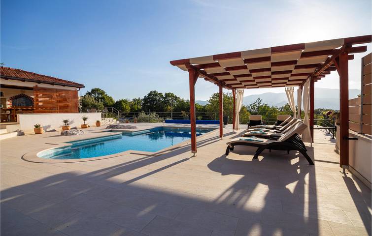 Geräumige 1-Zimmer-Wohnung mit Pool und Terrasse, WLAN und kostenlosen Parkplätzen in Dalmatinisches Zagora