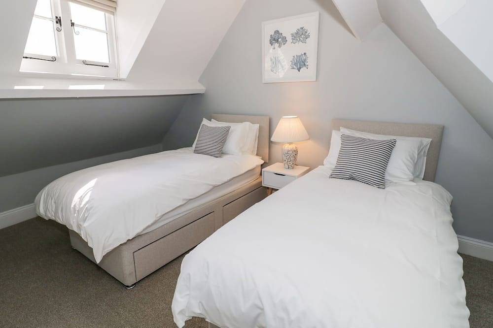 Ashton House, pet friendly, character holiday cottage in Blockley in Blockley, Gloucestershire