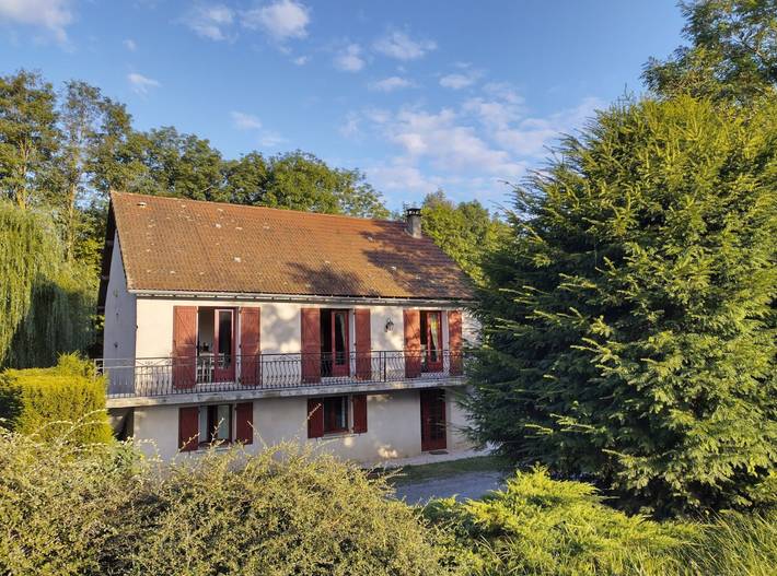 Gîte pour 10 personnes, avec Balcon ainsi que Terrasse et Jardin dans Louchy-Montfand