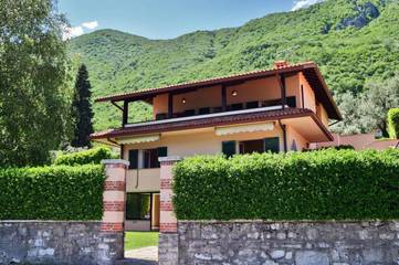 Gîte pour 2 personnes, avec piscine et vue sur le lac ainsi que jardin et vue à Oliveto Lario