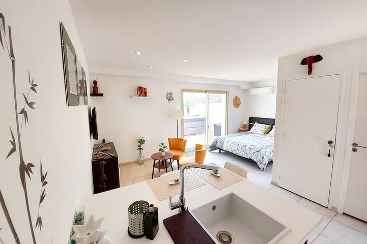 Gîte pour 2 personnes, avec jardin ainsi que jacuzzi et terrasse à Solliès-Pont - 3