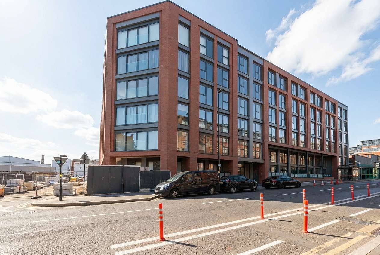 Entire apartment, Lovely 1 Bed Birmingham Apartment w Terrace Access in Birmingham, Birmingham Area