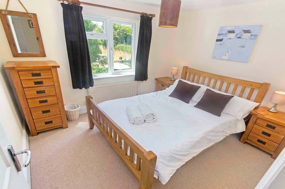 Cloudbreak | Hot Tub* | Log Burner, Dogs Welcome in Braunton, Devon