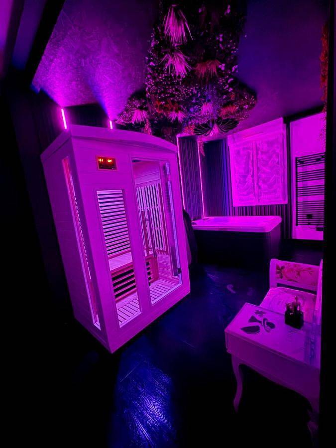 Love room spa et bien etre avec jacuzzi et sauna in Cossé-le-Vivien, Mayenne