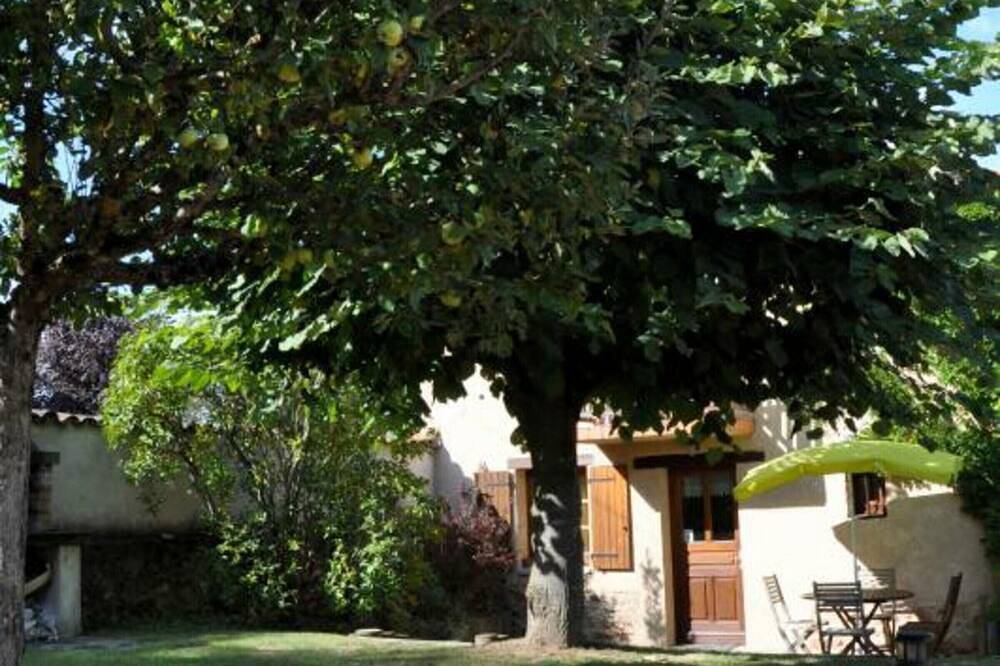 Gîte charmant avec cheminée et jardin clos près de Chazelles-sur-Lyon in Maringes, Montbrison