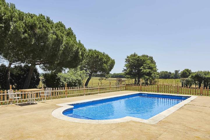 Casa rural para 13 personas, con jardín El Gironés
