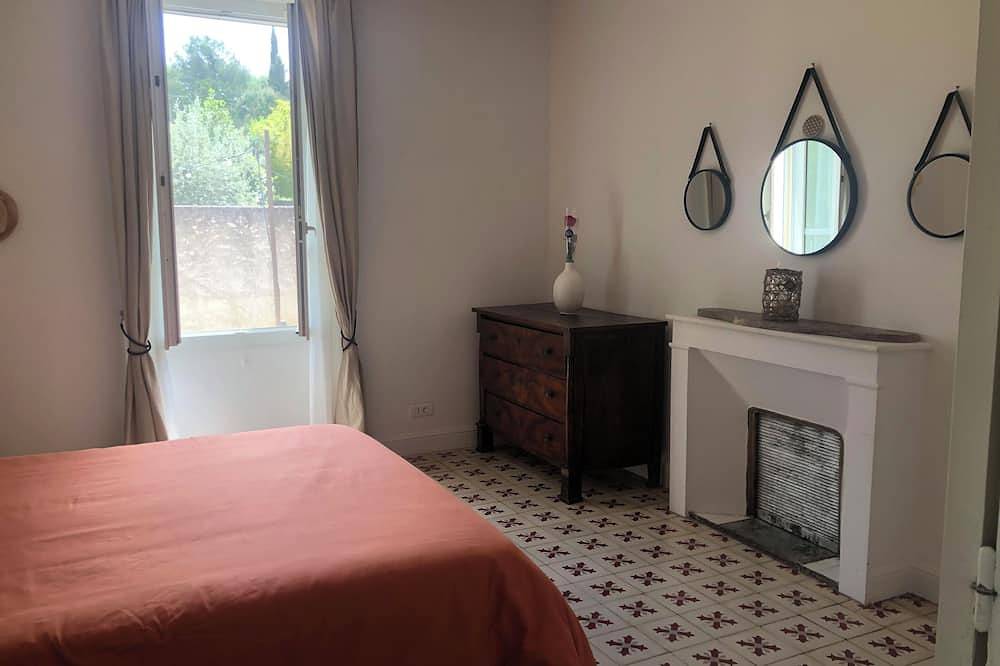 Beautiful renovated house, brazier pool, facing the luberon ideal for family and friends in Maubec, Parc naturel régional du Luberon