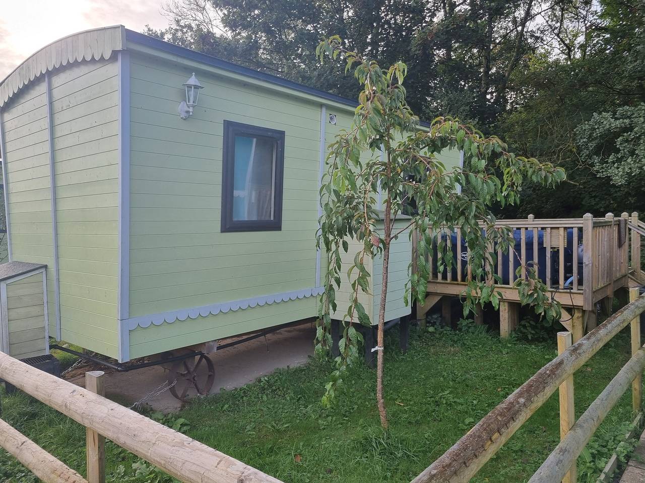 Glamping Hut - Sleeps 2, hot tub & parking in Powys