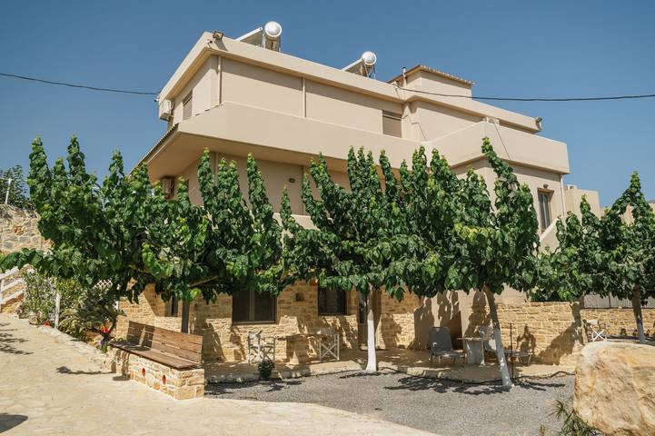 Ferienwohnung für 2 Personen, mit Terrasse und Garten sowie Pool in Pitsidia