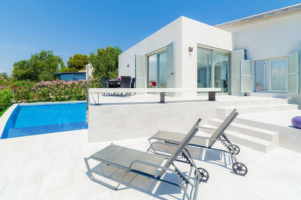 Sehr helle und moderne Gehäuse, große Terrassen und eigenem Pool. in Cala Anguila, Manacor