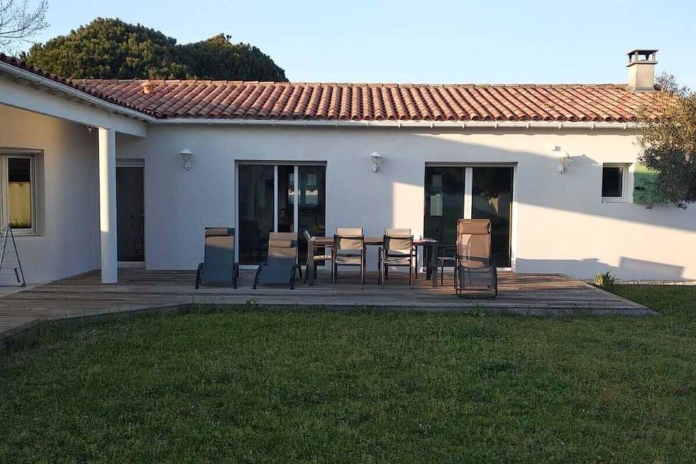 Single-Storey House With Large Enclosed Garden Close To The Beach For 6 People in Le Bois-Plage-en-Ré, Ile de Re