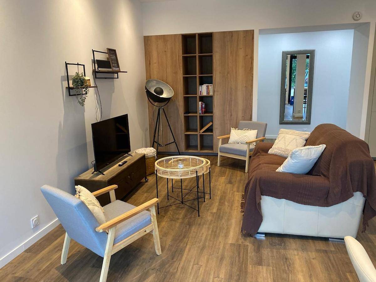 Two-Bedroom House in Pougues-les-Eaux, Nièvre