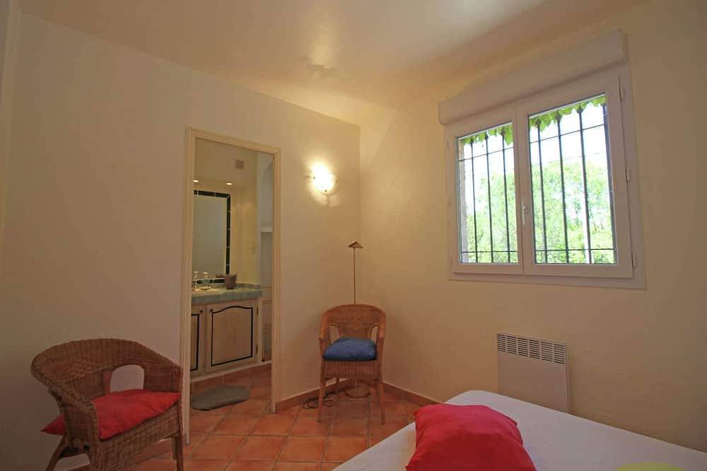 Villa in Bagnols near Sea with Pool in Bagnols-en-Forêt, Draguignan region
