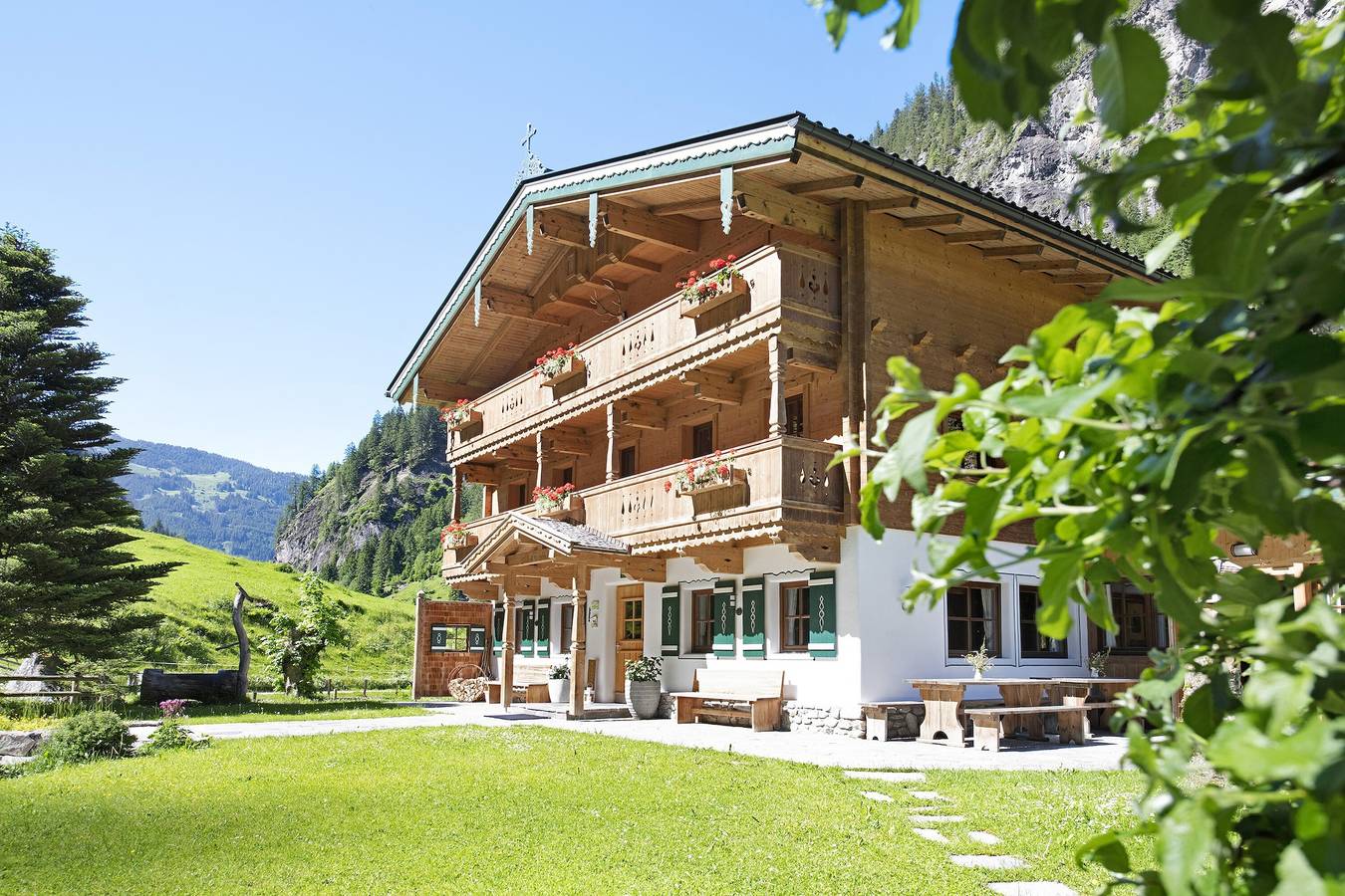 Alpine Chalet Lacknerbrunn 25-30 Personen mit Bergblick in Zillertaler Alpen
