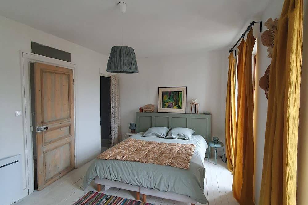 Maison Pour 6 Personnes au Centre de Guerlesquin Finistere in Guerlesquin, Parc naturel régional d'Armorique