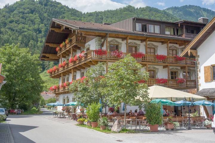 Hotel für 3 Personen, mit Balkon und Whirlpool sowie Terrasse und Garten in Oberaudorf