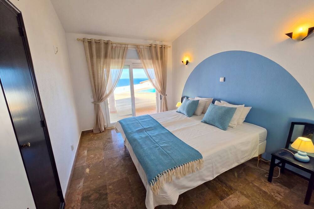 Villa dame de Salema with magnificent ocean view and heated pool in Salema, Naturpark Südwest-Alentejo und Costa Vicentina