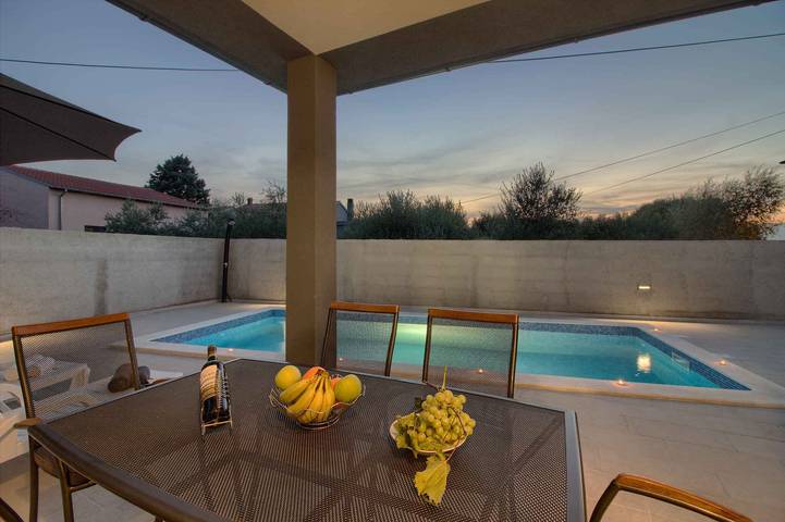 Ferienhaus für 8 Personen, mit Terrasse und Garten sowie Pool in Sisan - 3