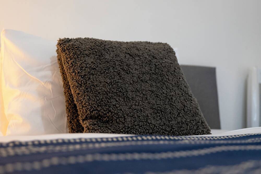 Large Home, Ideal for Contractors, Free Parking! in Stoke-on-Trent, Midlands