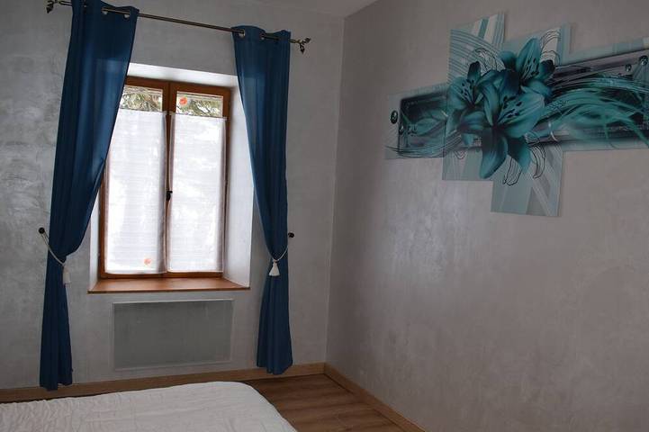 Gîte pour 6 personnes, avec jardin et terrasse, animaux acceptés à Saint-Sauves-d'Auvergne - 3