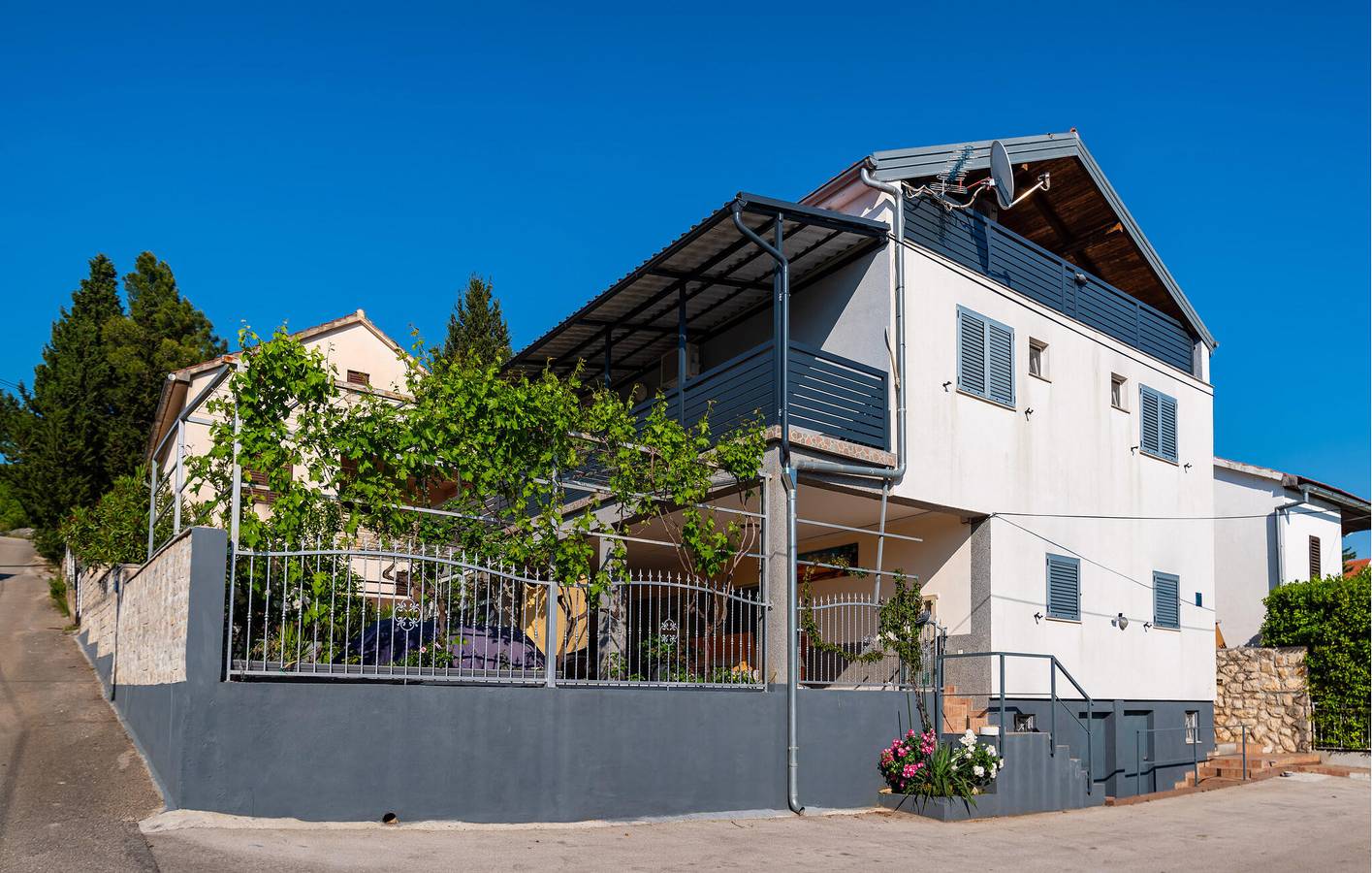 Ganze Ferienwohnung, Apartment mit Meerblick, Terrasse und Annehmlichkeiten, 1,5 km von der Küste entfernt in Donji Karin, Zadar