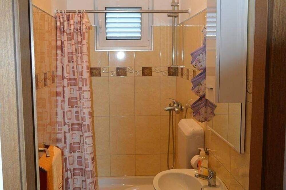 Ganze Wohnung, 2-Zimmer-Ferienwohnung mit Terrasse Kukljica, Ugljan in Kali, Insel Ugljan