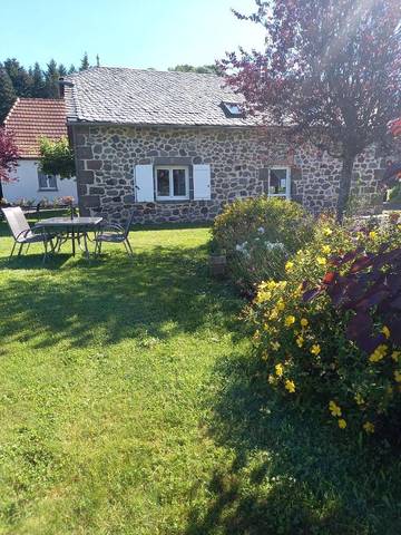 Chambre d’hôte pour 2 personnes, avec vue et jardin dans le Cantal