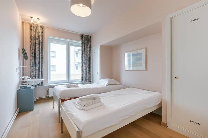 Apartamento entero, 4-bedroom escape w/ backyard & beach access in Le Zoute, Knokke-Heist